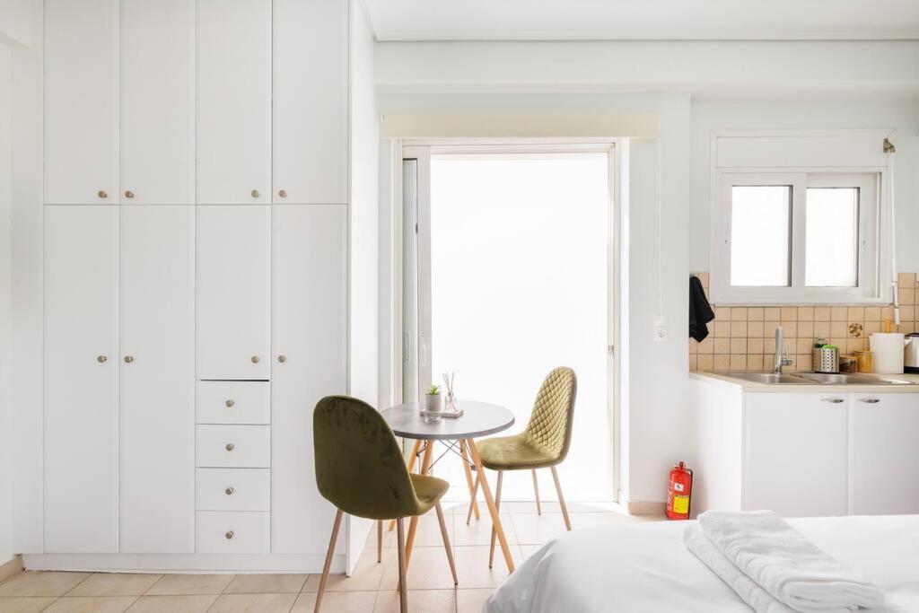 Adorable Sunny Studio With Private Balcony I أثينا المظهر الخارجي الصورة